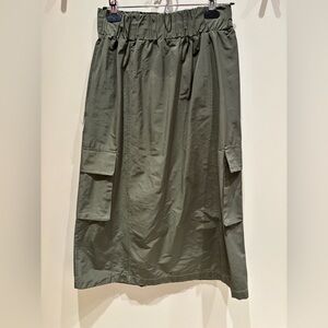 Simon’s Parachute cargo maxi skirt
X-SMALL | Khaki olive